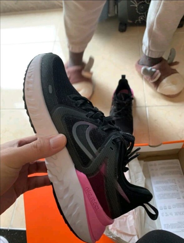 外观颜值:漂亮,上脚非常好看舒适度:脚底