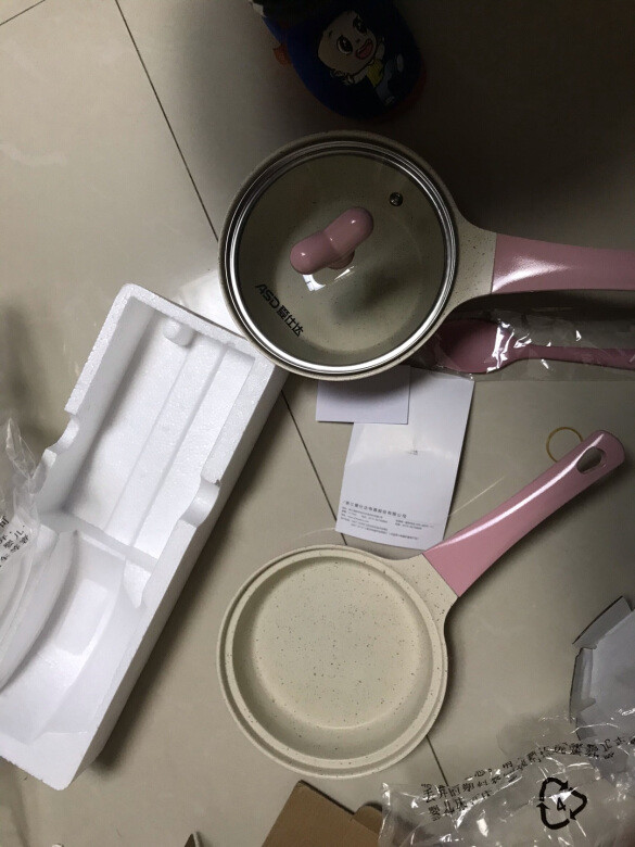 还不错，小锅里面有两条划痕不耽误使用