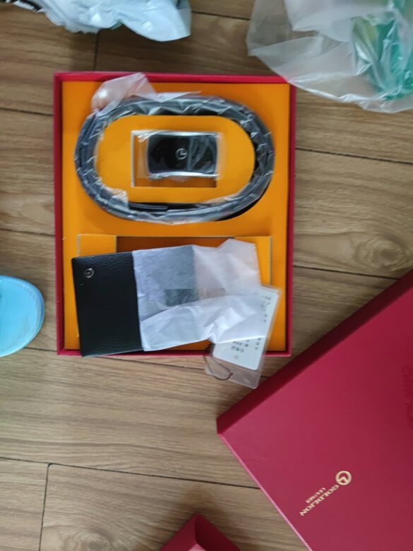 父亲节买来送父亲和岳父的，手感很好，真皮