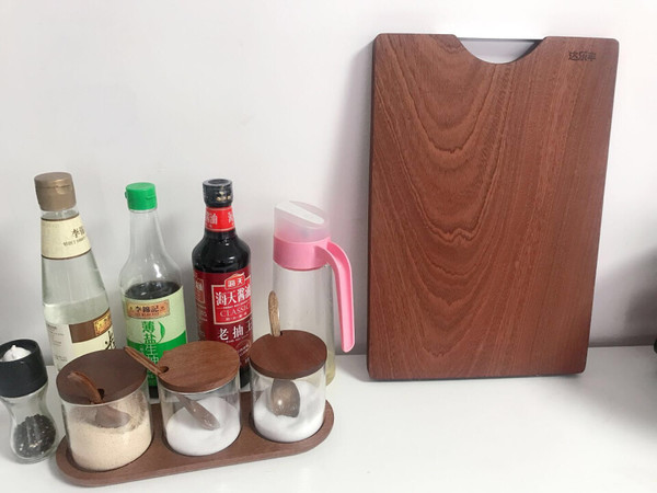 比较厚实，打磨的很光滑。以前用的竹菜板很
