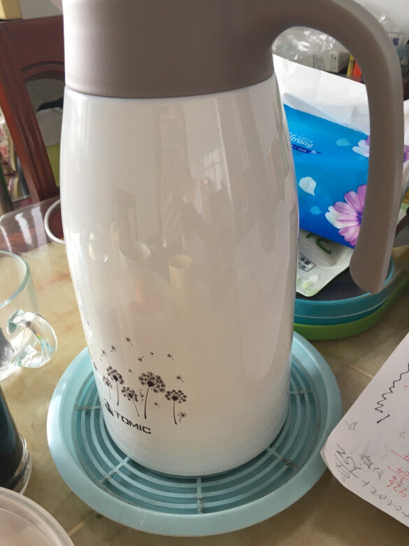 外观设计风格简约大气，内胆材质是不锈钢的