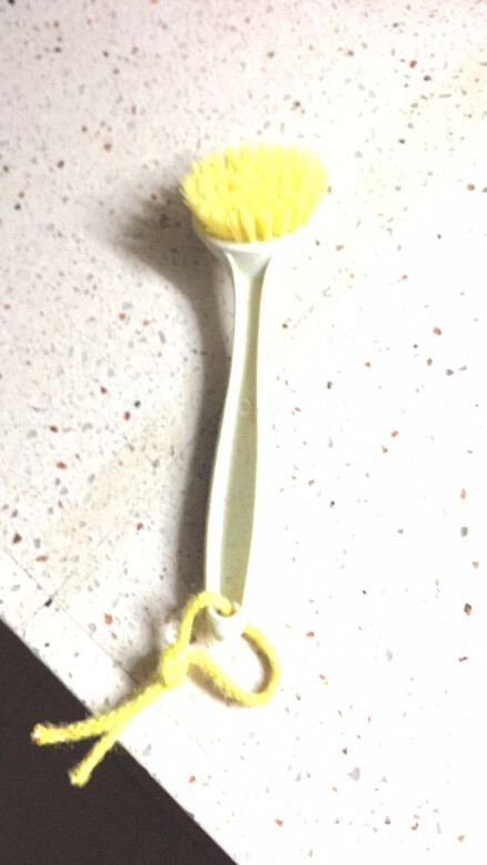 刷子大小适中，毛软硬正好清洗干净。