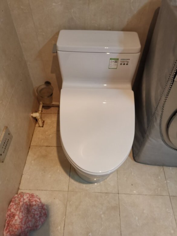 马桶质量不错冲水力足，也很漂亮