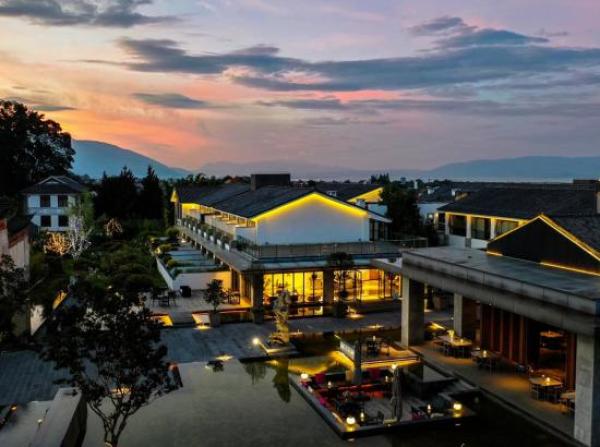 毗邻洋人街!大理古城红龙井酒店 庭院双床房2晚(含早餐)