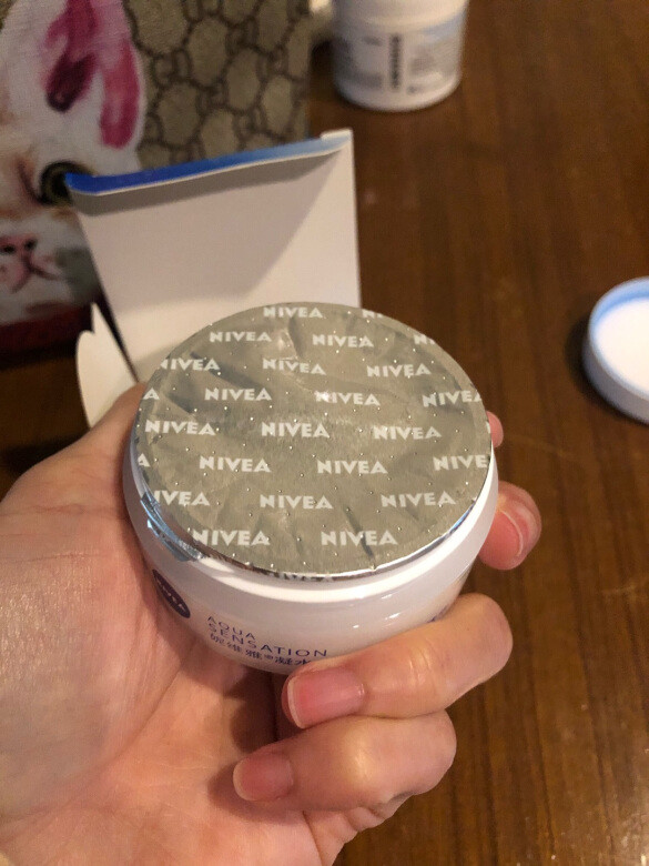 包装盒很有质感,塑封起来的,买了两款,这