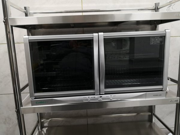 外形外观：双门结构，造型一&lsquo;