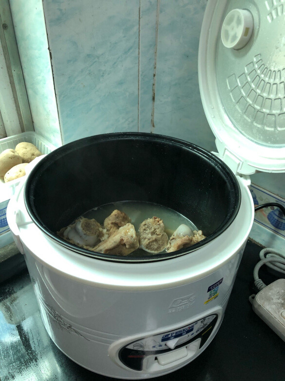外形外观：简单大方内胆容量：很大操作难易