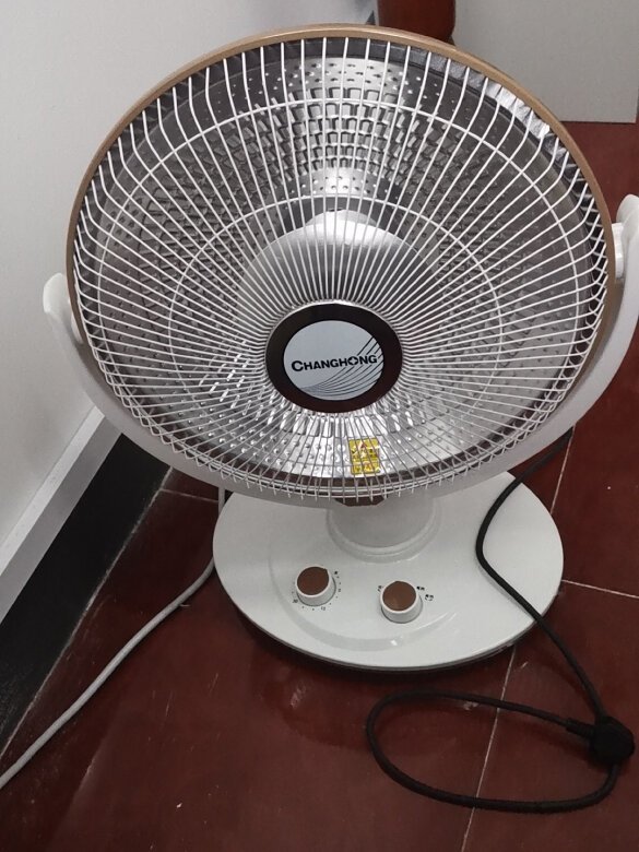 外观设计:轻巧,方便取暖效果:速热,高低