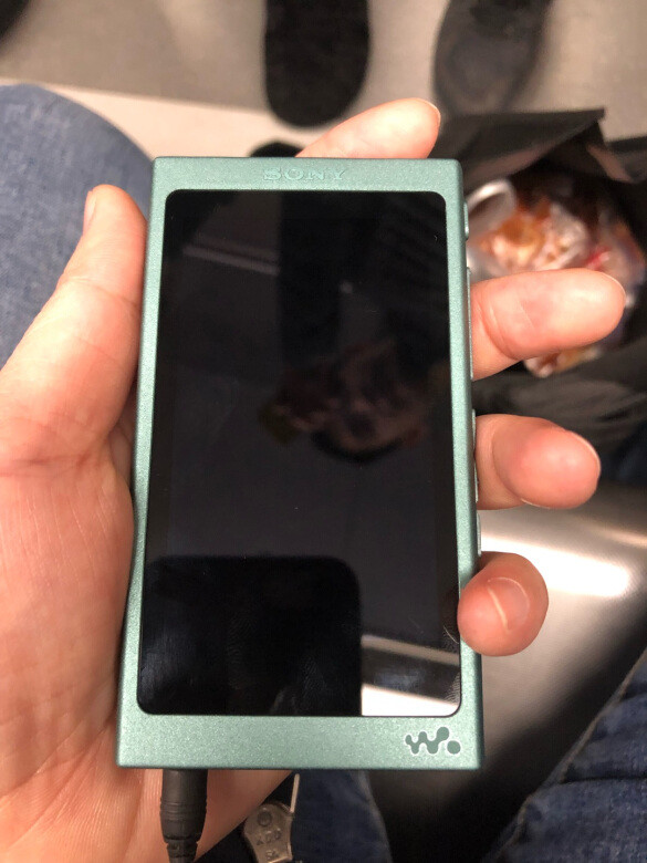 
外观精致，颜色很漂亮，音质不错，送女儿