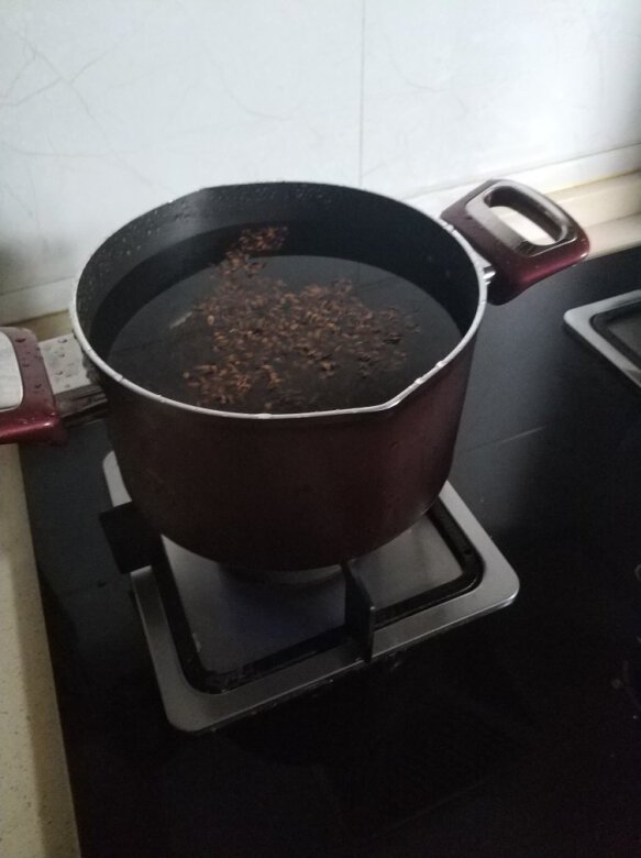 美的的质量非常不错，比较厚重，而且设计非