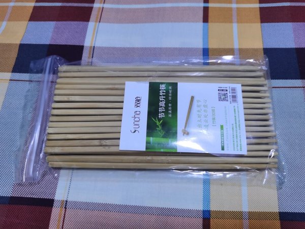 筷子设计的非常美观，手感很舒适，好使不滑