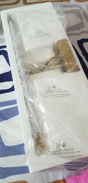 包装很完整，很满意的一次购物。灯还蛮时尚