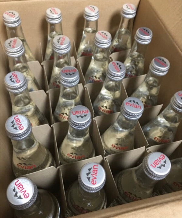 法国evian依云进口天然弱碱性矿泉水玻璃瓶330ml5多省包邮