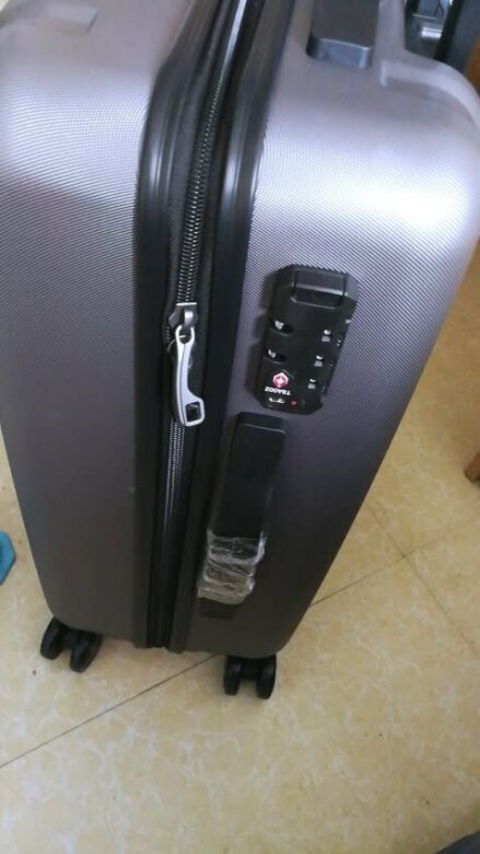 
行李箱登机很实用，万向轮很灵活非常满意