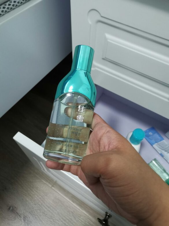 使用感受：很水润，可以当做水或者是精华使
