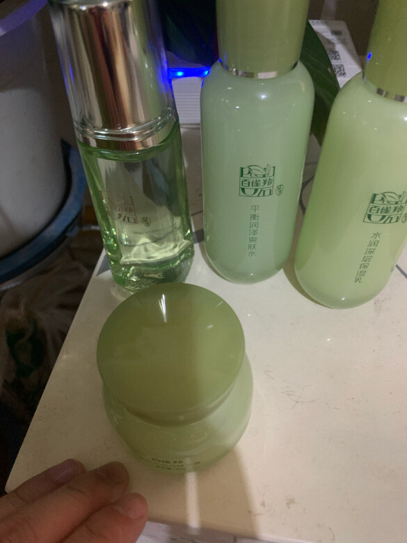 产品质感：用着还可以～适合肤质：还行产品