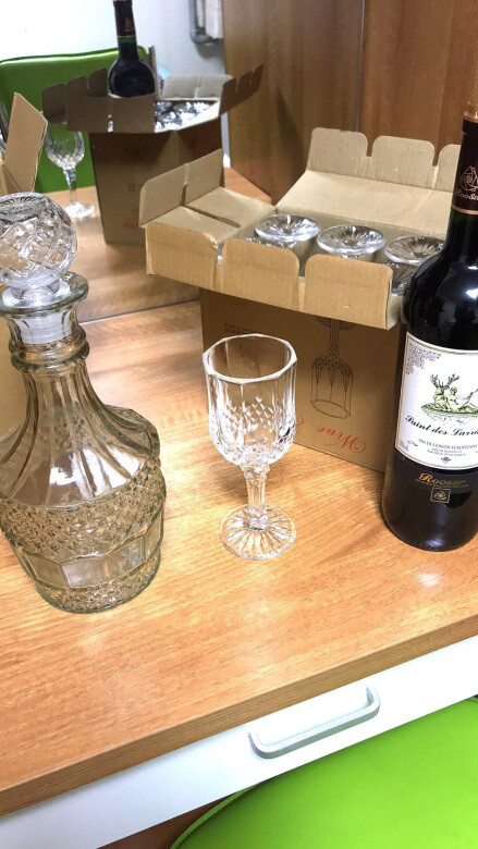 非常喜欢，买一箱红酒，送一盒六个高脚杯，