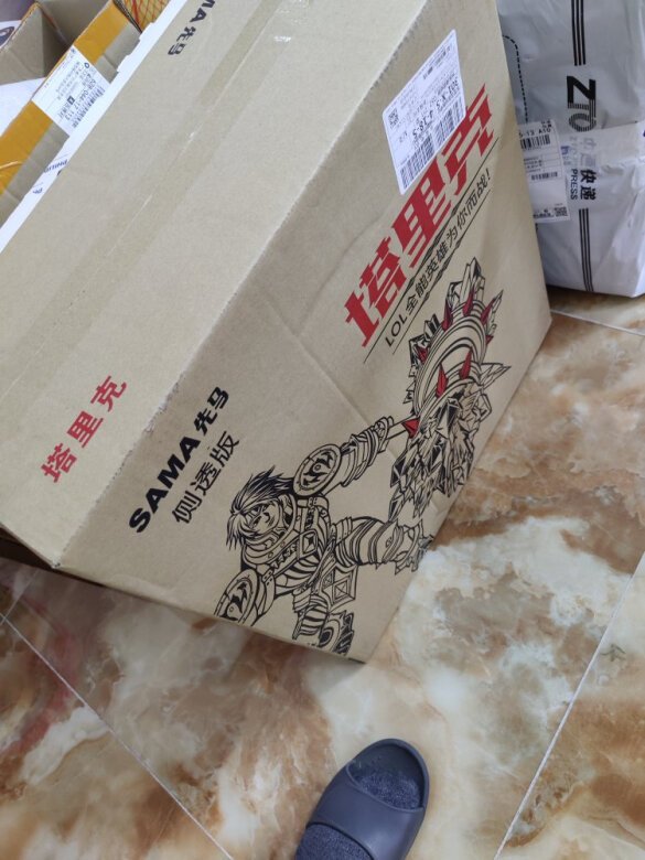 内部空间:内部空间很不错,既有光驱位,又