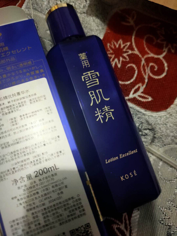 产品香味:酒精味偏重使用效果:皮肤紧致,