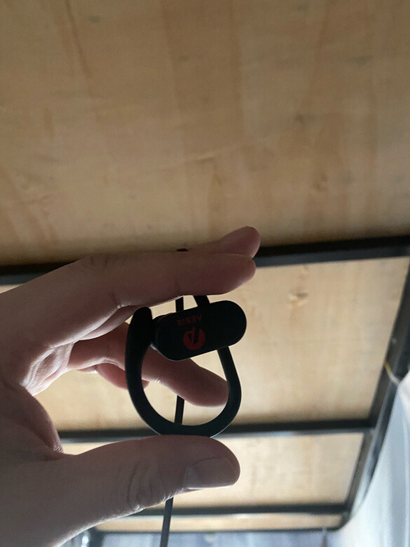 这个蓝牙耳机很好用的，小巧轻盈携带也方便