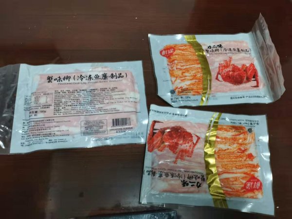 买鳗鱼赠送了3盒蟹肉，看起来非常好吃的样