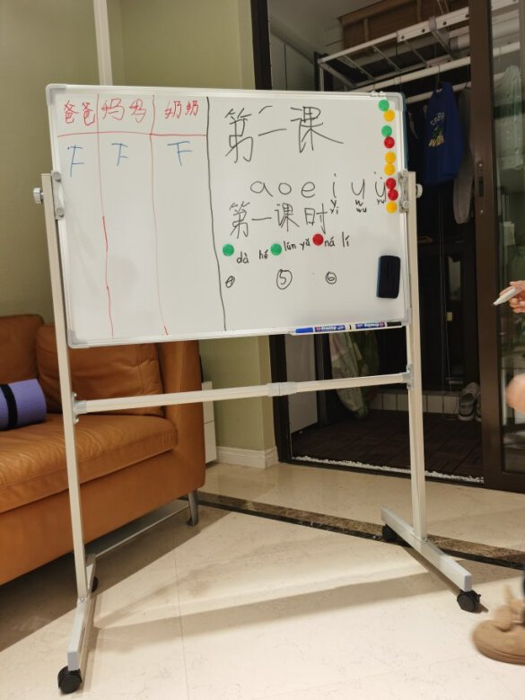 
白板大小正合适，小朋友非常喜欢，做工和