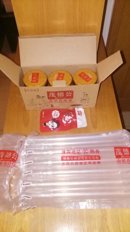 先评价一下包装，辣酱纸盒设计漂亮，紧紧地
