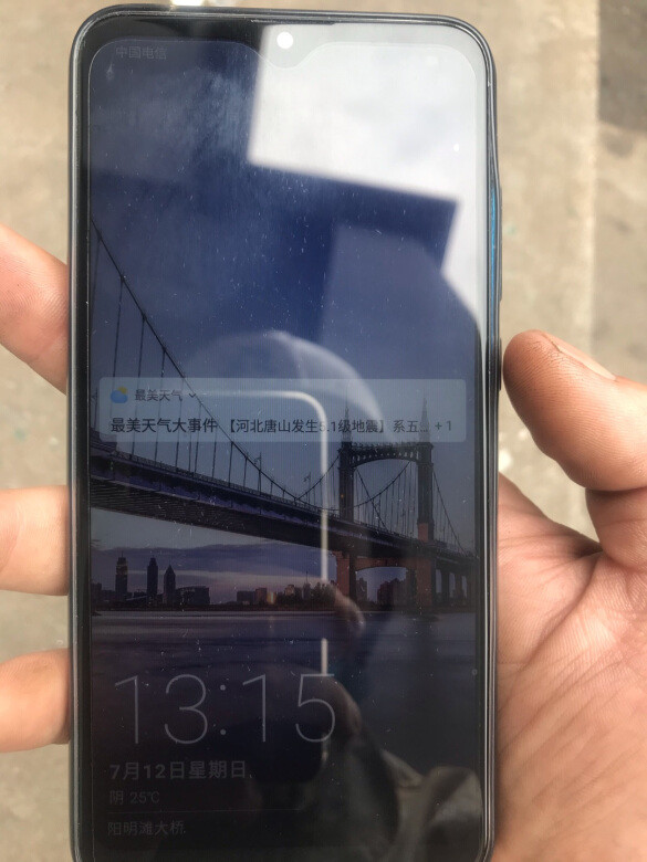 手机非常大气，价格便宜，拍摄效果特别清晰
