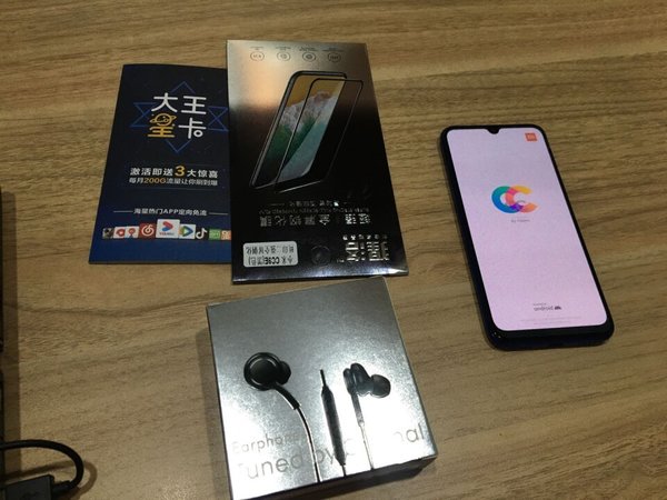 手机和官方一模一样，还送了耳机和手机膜。