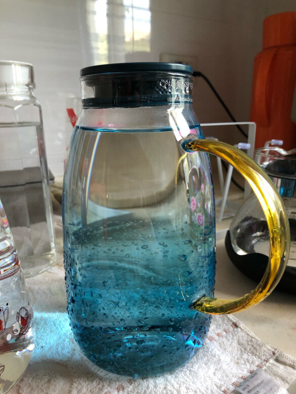 玻璃缸子挺大的，现在夏天凉开水不错，外面