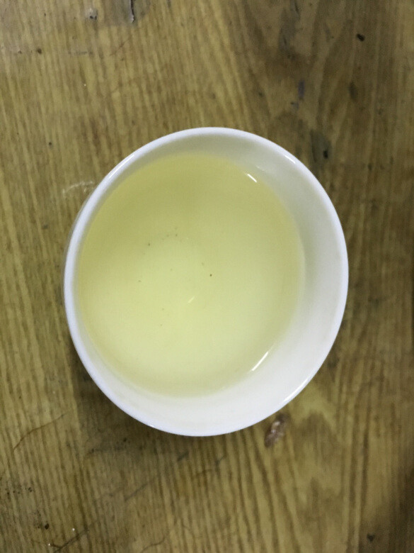 干茶就能闻到香味!从茶叶外形特征看是手工