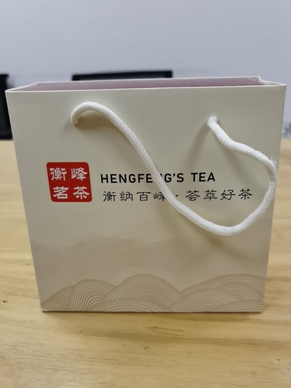 包装：红色的包装很喜气，还附带一个小纸袋