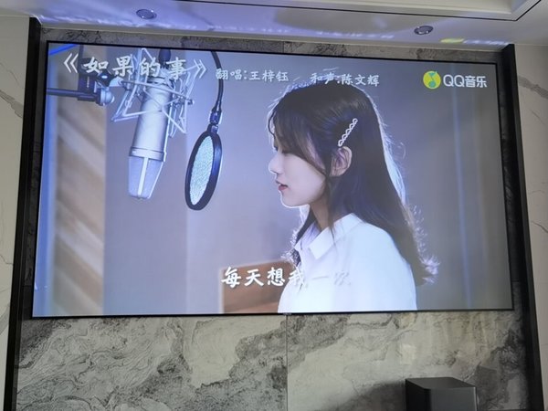画面非常清晰明亮白天使用也无所畏惧,尺寸