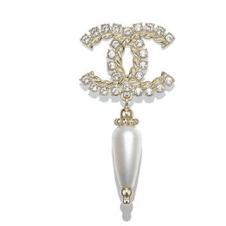 CHANEL香奈儿女士耳环金属、水钻与名贵树脂，双C造型，萝卜丁造型珍珠