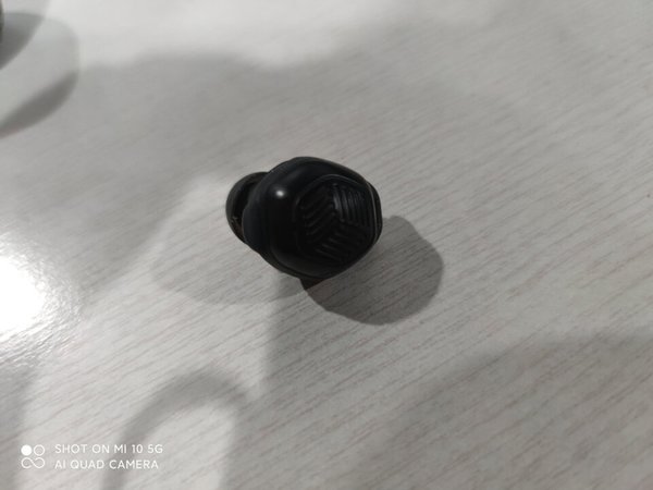 做工质感:充电仓正面金属背面织物,手感扎
