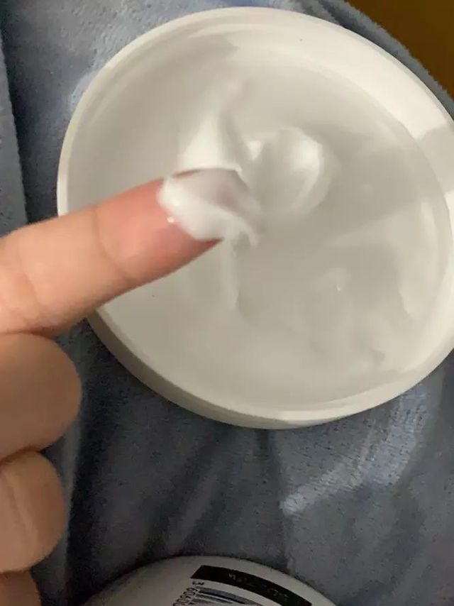 乳液适合夏天用，不会很稀，也不算稠，很容