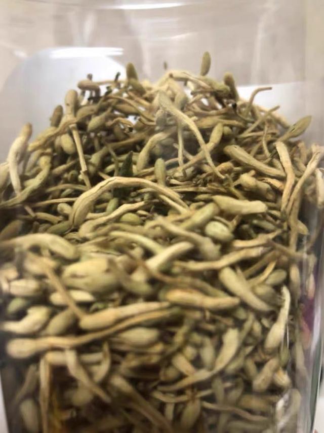 包装透明玻璃罐很漂亮，金银花的花蕾非常嫩