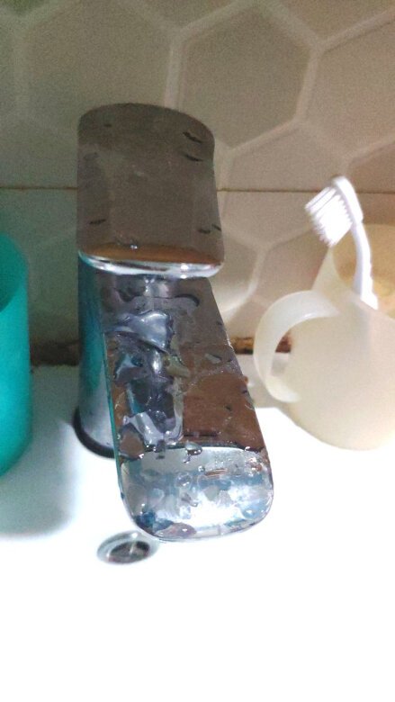 水龙头分量很厚重，开关阻尼效果好，品质值