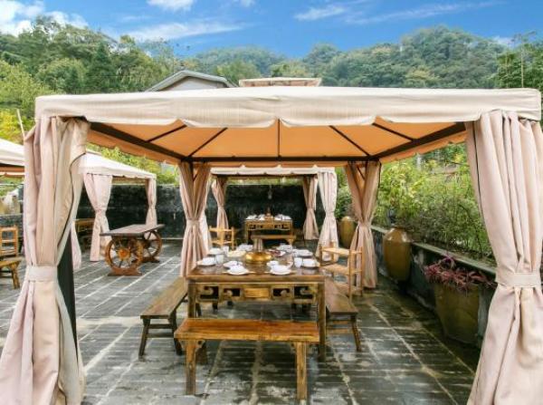 周边温泉游!青城山铂雅名人酒店 高级房1晚(含2大1小早餐+下午茶+无限次温泉+足浴)