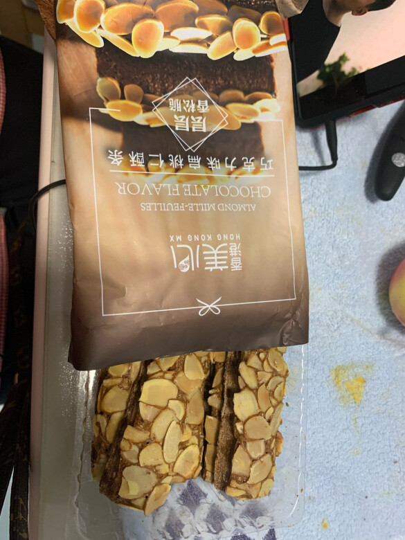 几种口味都买了，我觉得巧克力味有点苦，孩