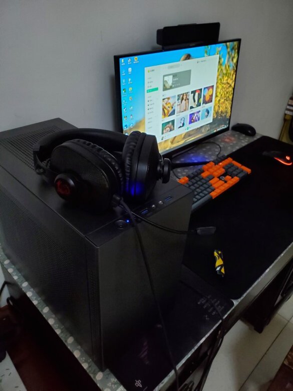 装的先马趣造，主板前置USB3接口和底部