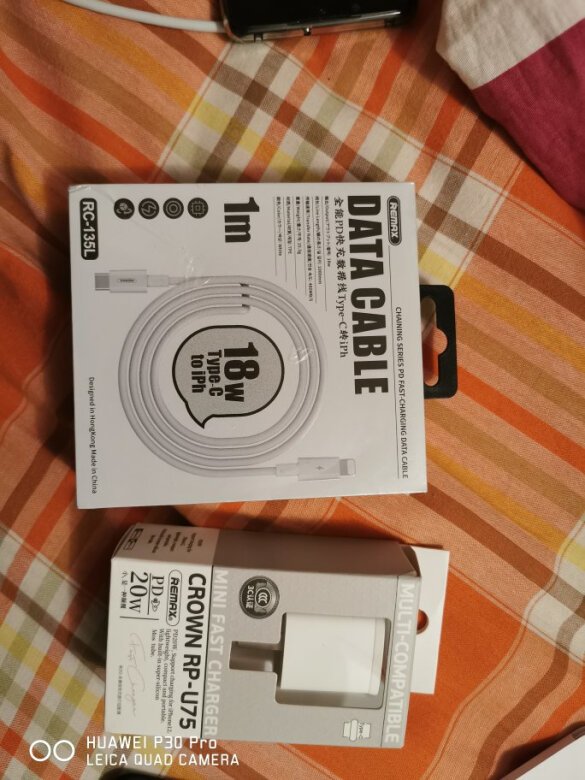 很小，带着方便，带了条线还不错