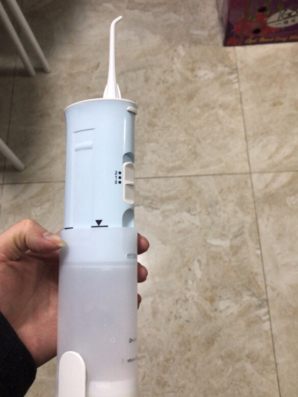 
小孩子的牙齿有虫洞，牙刷用起来也刷不干
