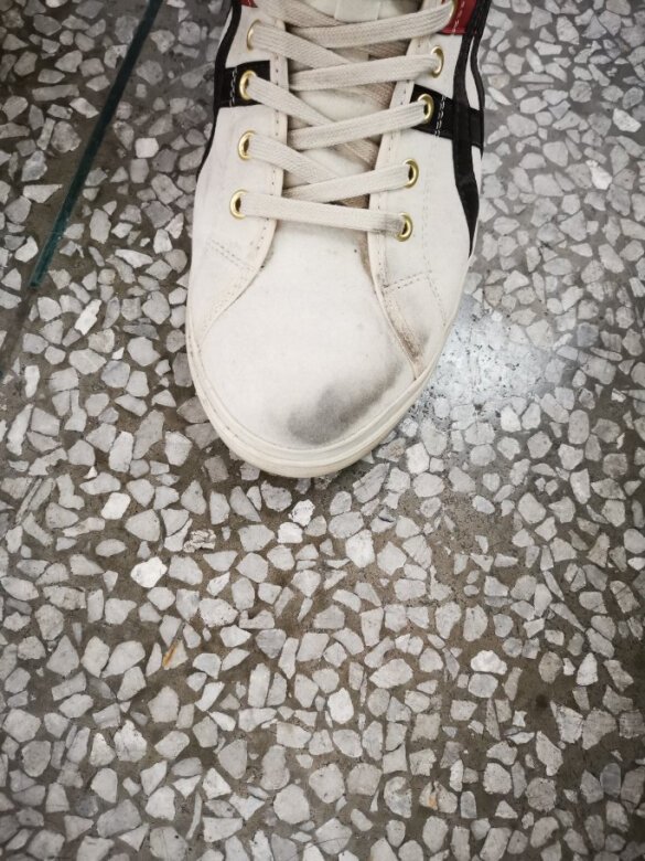 
鞋子挺好看的，就是比较容易脏，还特地买
