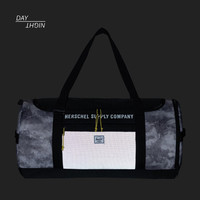 HERSCHEL x Innersect 联名款手提包 Sutton Carryall 10699 云雾印花/黑色/银色反光材质