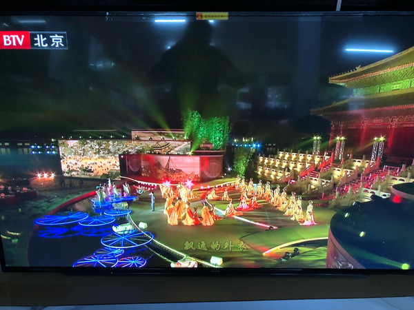 金属支架,很大气,65寸可以满足一般家庭