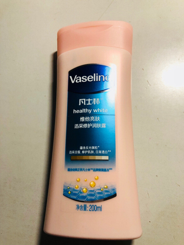 颜色粉粉的,气温香但不刺鼻,质地没有很厚