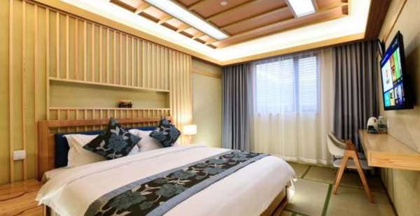 上海极乐汤川沙酒店高级大床房1晚（含早+温泉门票+迪士尼接送）