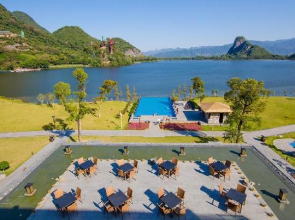 英德宝晶宫天鹅湖温泉酒店 园景大床房1晚 (含早餐+双人温泉+玩乐))