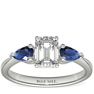 Blue Nile 1.10克拉圆形切割钻石+ 经典梨形蓝宝石戒托